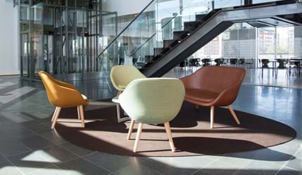 løst tæppe i filt på kontor